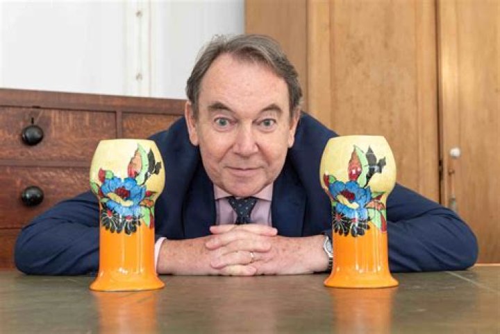 
Antiques Roadshow Presenter Eric Knowles Had A Illness At Childhood, Has He Done With His Teeth? All Details 