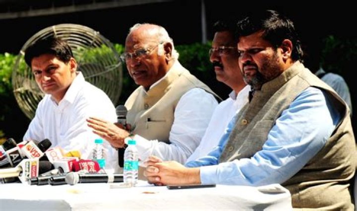 
In message to Gehlot, three Cong spokespersons resign to campaign for Kharge 
