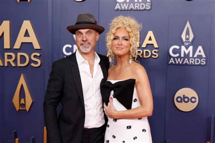 Where Is Kimberly Schlapman First Husband Now And Why Did They Seperate? More About The Singer